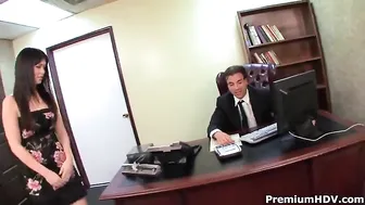 Азиатская секретарша соблазняет босса на роман в этом горячем видео.